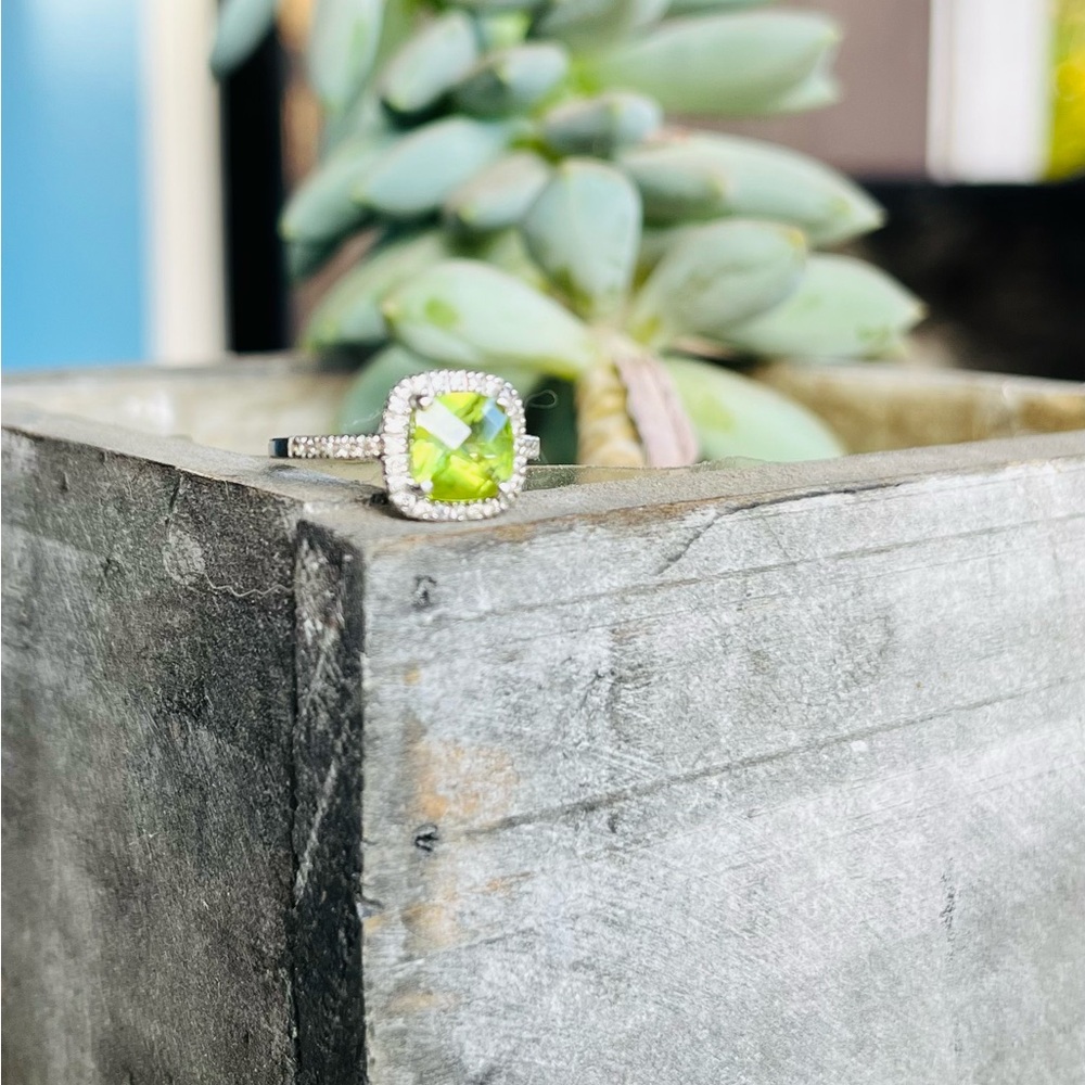 Elegant white gold and Peridot Gemstone Ring